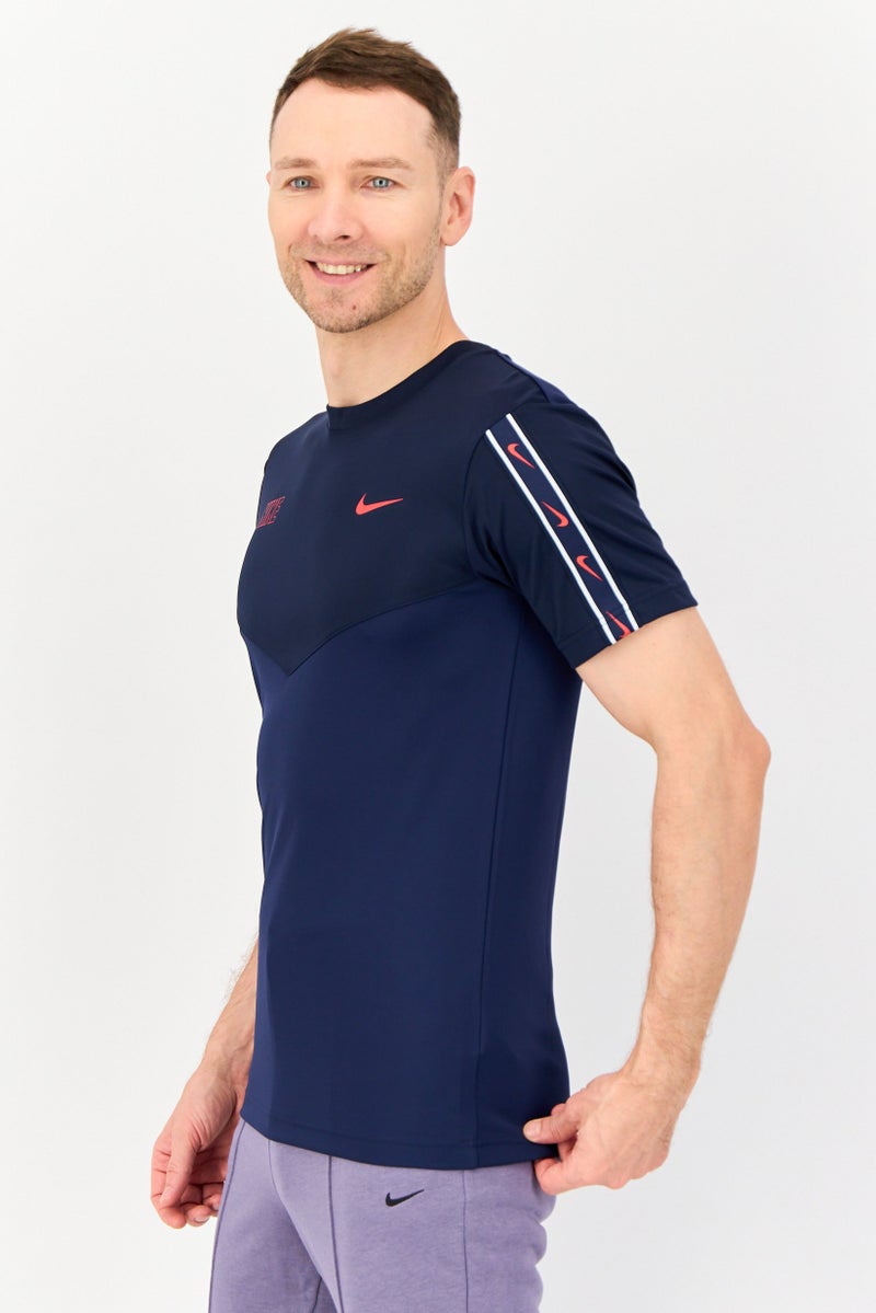 Nike تي شيرت تدريب قصير الأكمام للرجال، رياضي، لون كحلي - Image 2